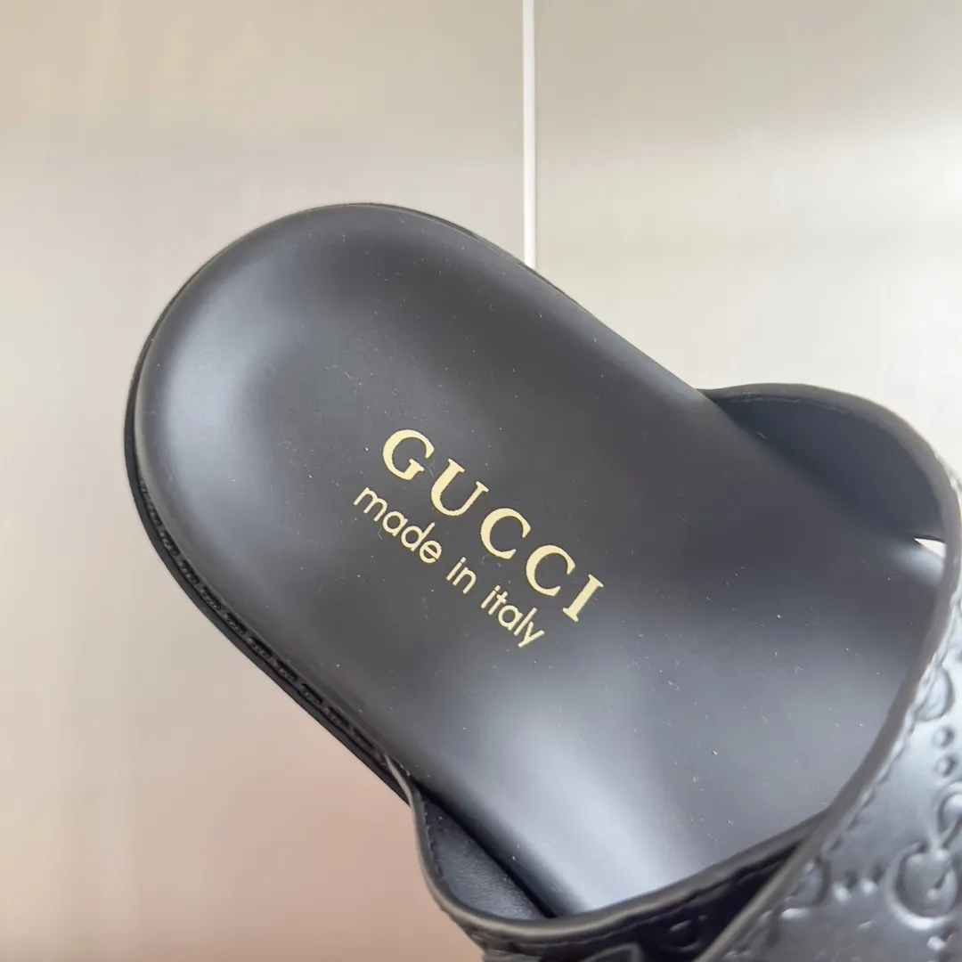 [G Home] Men's Men's Shoes💰: 300💰Size: 38-45 🆕2024Gucci Gucci Summer New Style Double G Presbyopia Flip-flops Cross Sandals Thick Sole Slippers Beach Shoes Original Purchase and Development Production G family's 2024 new summer dark horse items, fashion bloggers at home and abroad have put on the show, and it has become popular on social platforms at home and abroad. Fashionistas must pay for it, and they spend a lot of money to create ingenious craftsmanship and accurately restore every detail. Exquisite packaging at the delivery counter🛍📦 ▪️ Fabric: Original imported double G presbyopic leather ▪️ Lining: Original imported leather ▪️ Sole: Original open molded T men's shoes 💰U outsole ▪️ Bottom thickness: 3CM